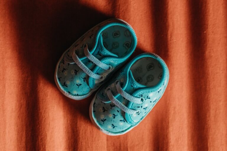 Buty dla dziecka z płaskostopiem – poradnik dla rodziców
