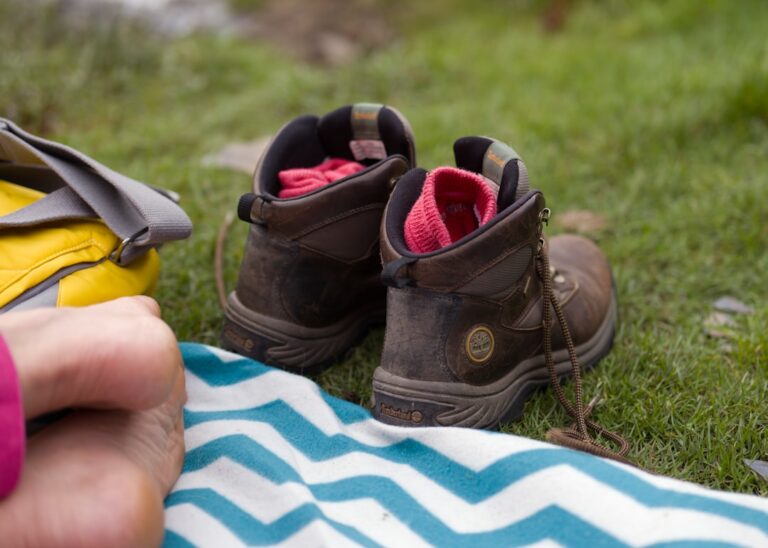 Wiązanie sznurowadeł – jak ułatwić dziecku naukę?