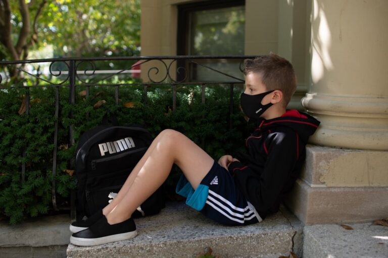 Jak dbać o zamszowe buty, by uniknąć plam?